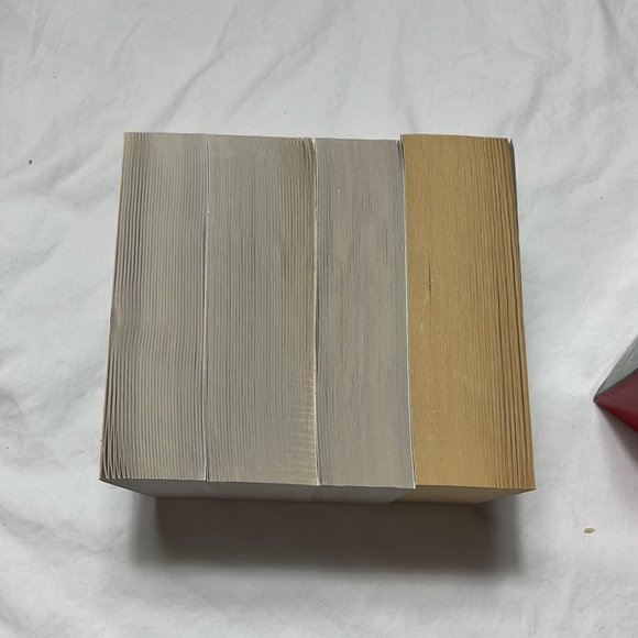 Diana Gabaldon book set of 4 new without tag - Picture 4 of 7